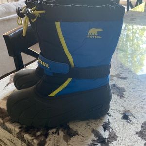 Kids Sorel snow boots, size 3Y. Great condition.